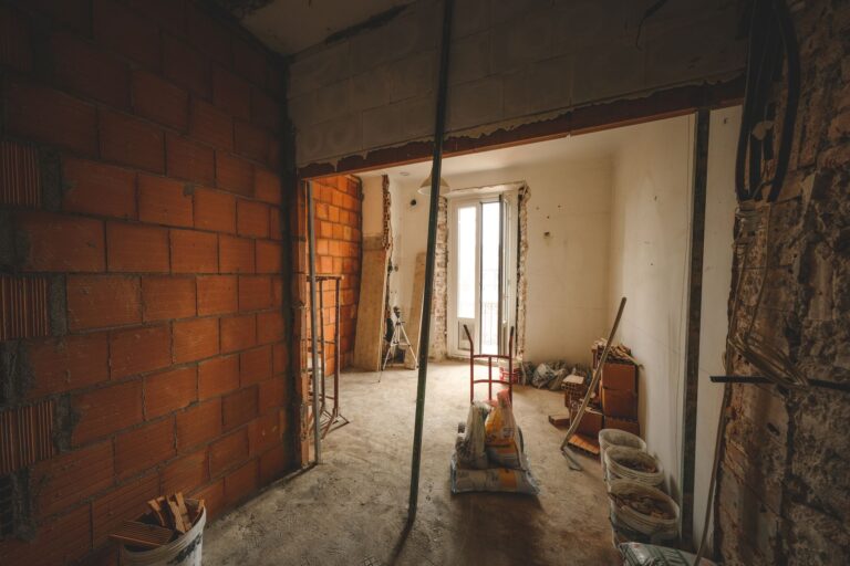 Rohbau-Raum mit Baustaub und Baumaterial vor der Reinigung