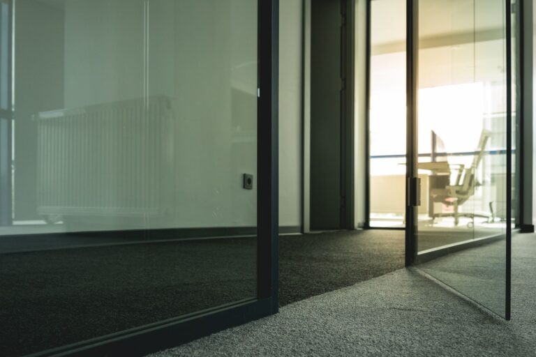 Gereinigte Glastueren und Glastrennwaende im Innenbereich