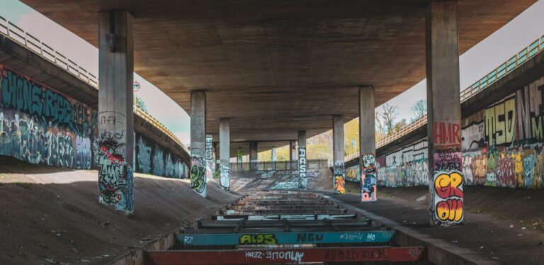 Mit Graffiti bespruehte Wand vor der Reinigung