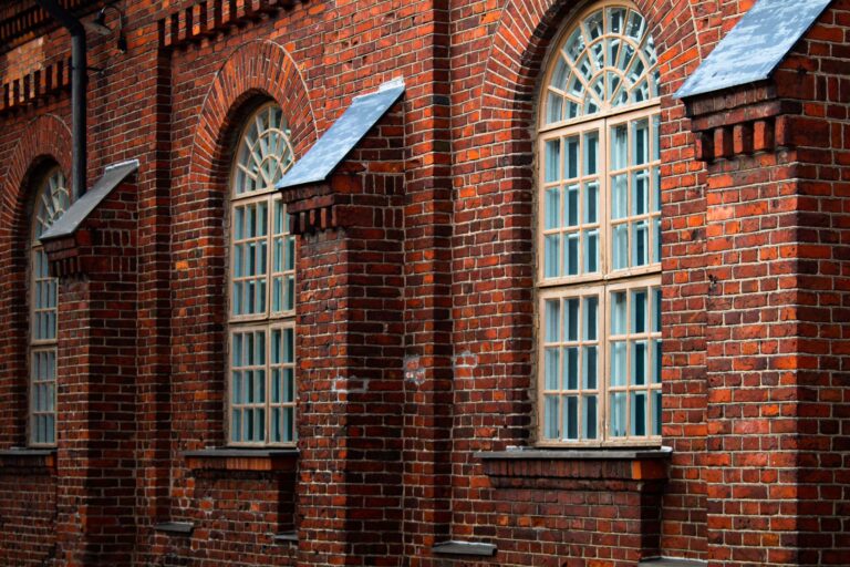 Gepflegte Klinkerfassade eines Gebaeudes