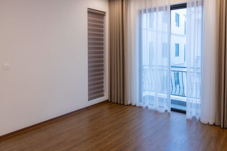 Heller frisch fertiggestellter Neubauraum mit grossem Fenster