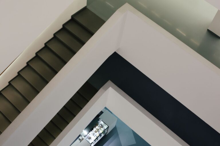 Sauberes modernes Treppenhaus