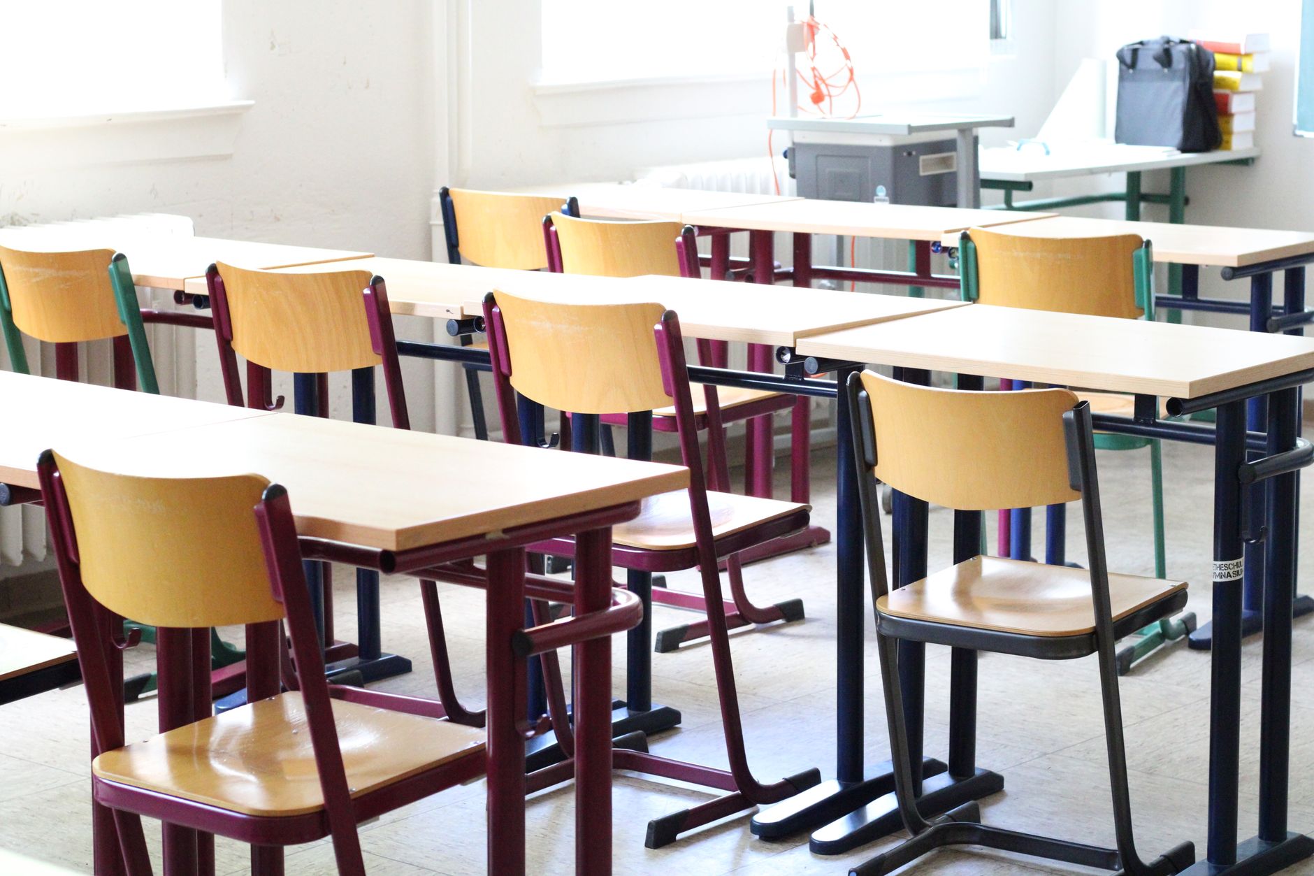 Helles, ordentliches Klassenzimmer mit Holzbänken und Stühlen, Sinnbild für die Schulreinigung in der Region Heilbronn