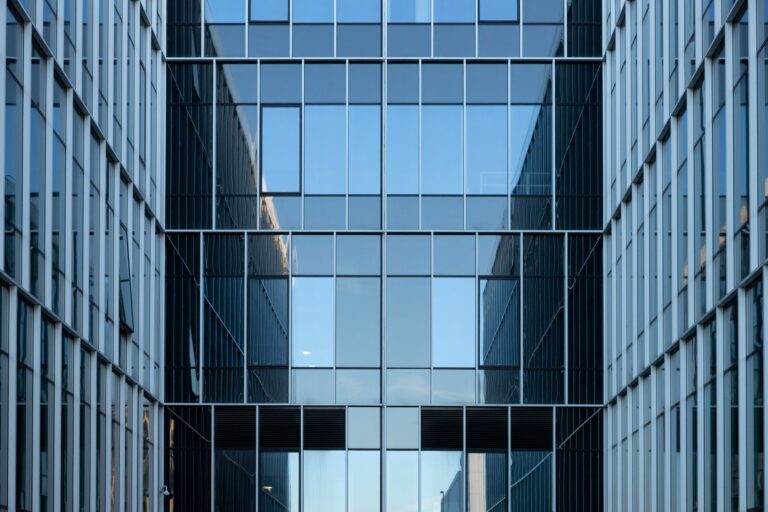 Glasfassade eines modernen Buerogebaeudes, professionelle Glasreinigung in Heilbronn