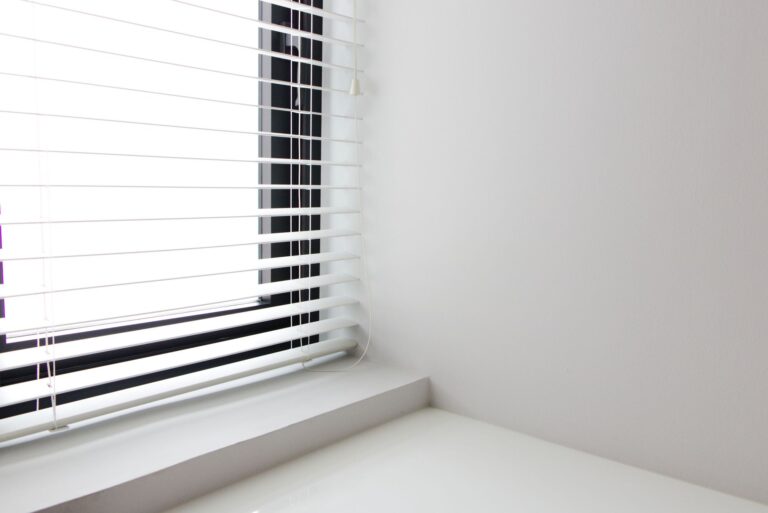 Helles Fenster mit sauberem Rahmen und Fensterbank, Rahmenreinigung in Heilbronn