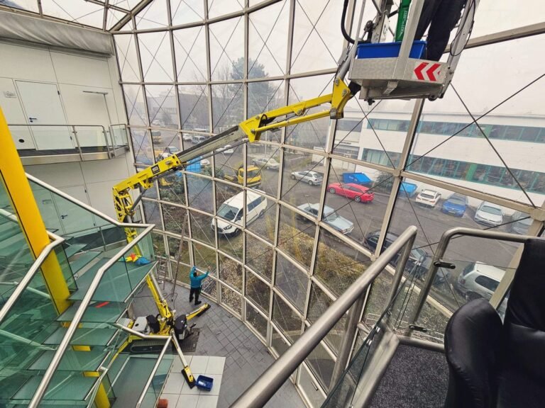 Hubsteiger im gläsernen Atrium eines großen Gebäudes