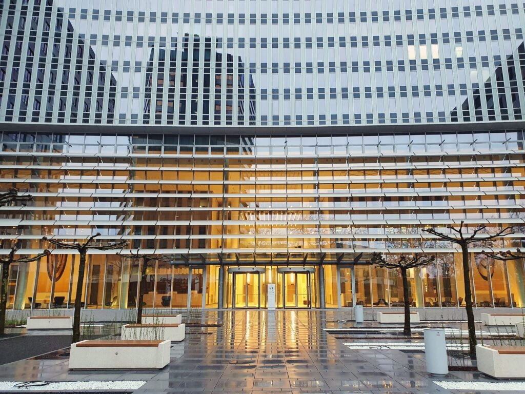 Beleuchteter Eingang eines Bürogebäudes am Abend