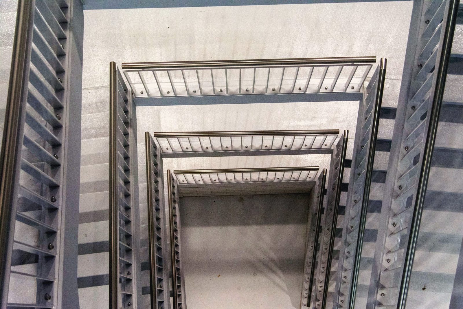 Blick von oben in ein modernes Wendeltreppenhaus