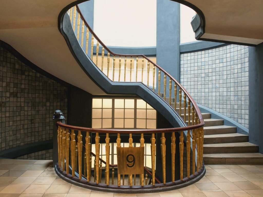 Rundes Treppenhaus mit Holzgeländer in einem Altbau