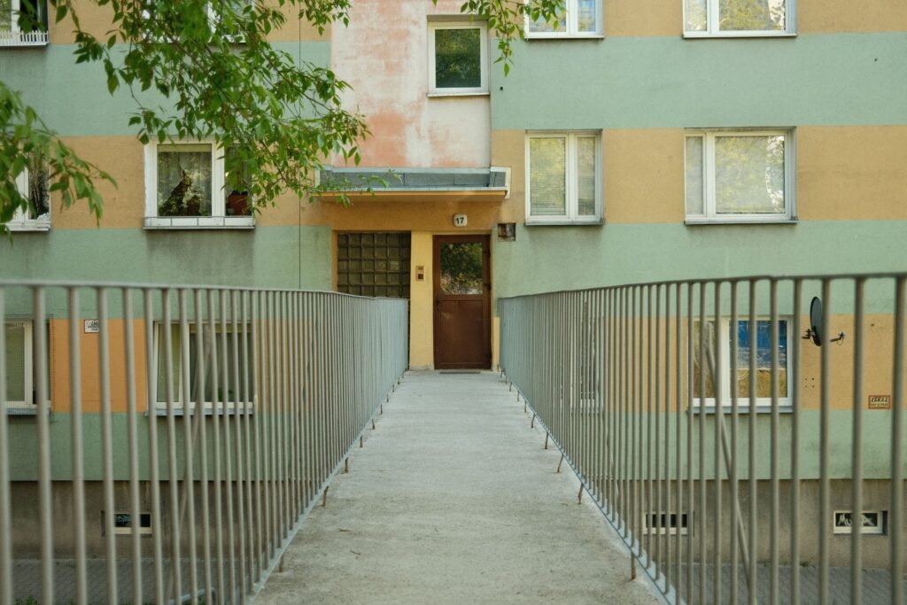Zugang zu einem Mehrfamilienhaus mit Geländer