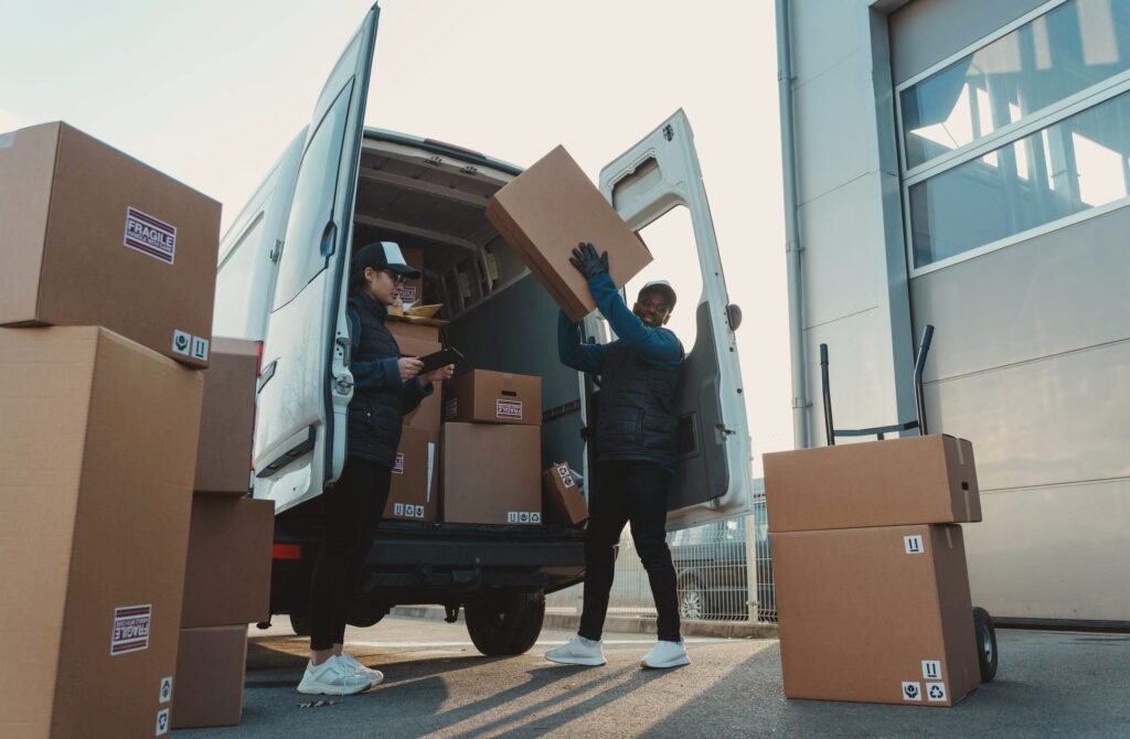 Lieferwagen wird mit Kartons beladen